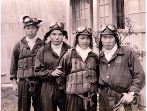 志賀正美（少尉） 左から二人目